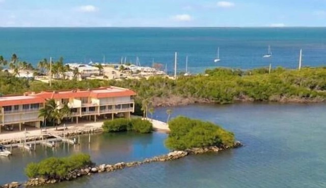 Experience coastal bliss at Oceanside Isle, a spacious 3-bedroom condo in Long Key. in Islamorada