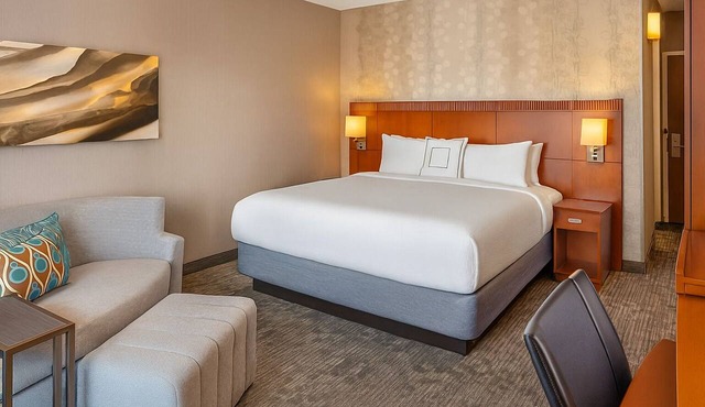 Experience Family Hotel, Seasonal Outdoor Pool in Laguna Hills, Pets are Allowed