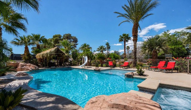 Family & Group Retreat with Pool, Spa & Basketball