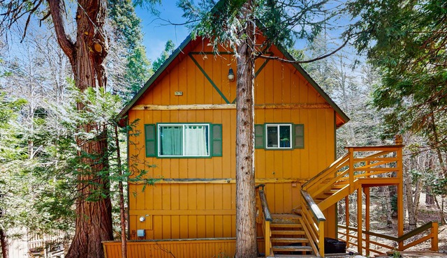 Fantastic & private lake retreat with spacious deck - perfect location near town