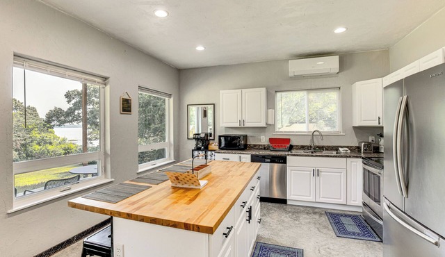 Frankston Vacation Rental: Walk to Lake Palestine! in Frankston