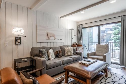 Fully Renovated! St Anton #17 Ski in Ski Out 1 Bedroom 1 Bathroom Condo! Sleeps up to 4! in Mammoth Lakes