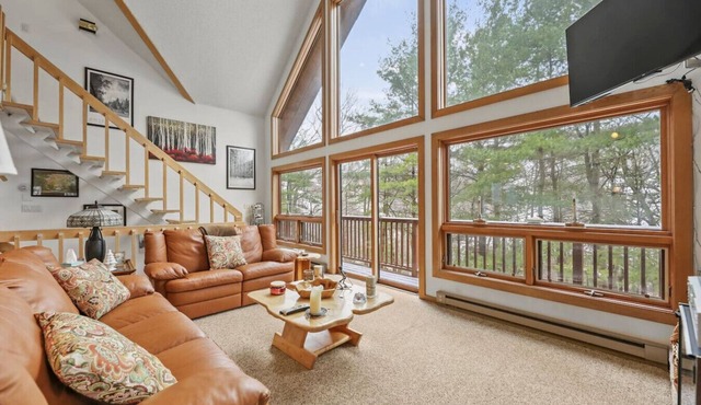Gilbert Ski Chalet | 3 min to Catamount! in Egremont