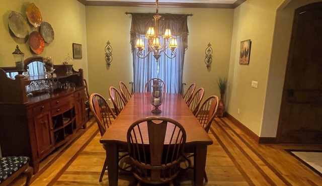 Golf Getaway-Large Families Welcome! Only 10 minutes from the Airport! in Springfield
