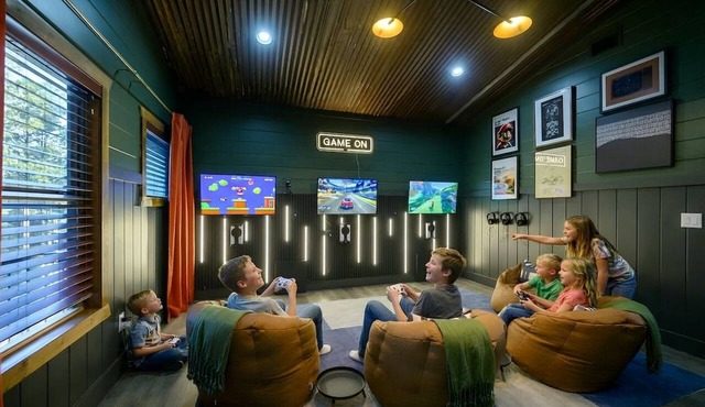Golf Simulator, Pool, Hot Tub, Sauna, Gym, Playground, Theater- Sleeps up to 30 in Broken Bow