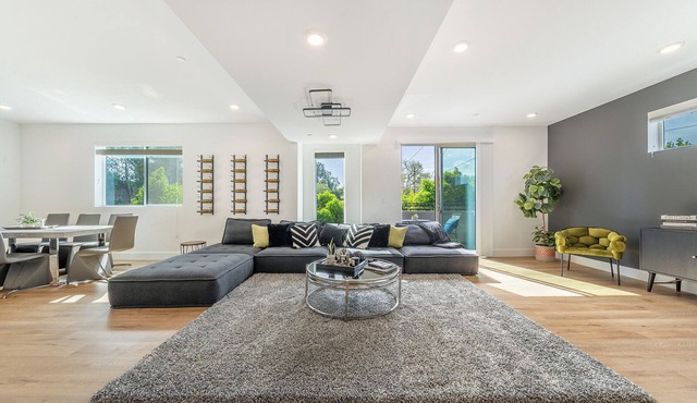 Gorgeous/Modern 4bdr townhouse