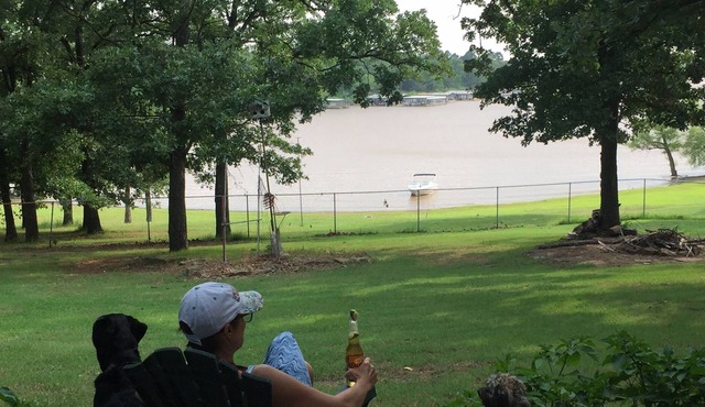 Gorgeous waterfront property, tons of room, sleeps 12 3200 sqft in Checotah
