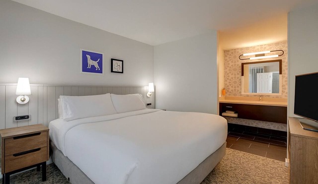 Great Pick! Unit with Kitchen, Free Breakfast, Outdoor Pool, Pet-friendly!
