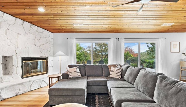Guests call this stay the standard. Top 1% home, 4.95 stars. Fully fenced half-acre yard, mountain views, EV charging, garage parking, and fast WiFi — everything families and pets need for an easy stay in Redding. in Redding