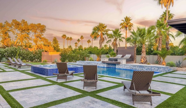 HÓZHÓ | Pool, Hot Tub, Billiards & Putting Green