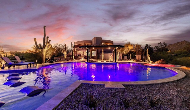 HÓZHÓ View House | Pool, Sauna & Home Theatre