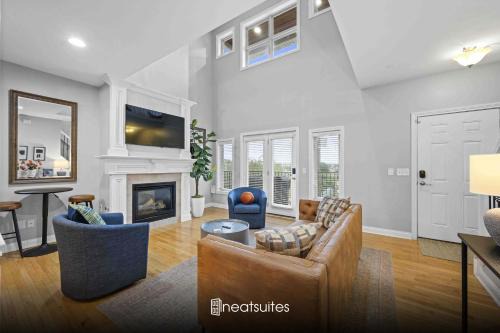Hilltop 3BR for 10, Private Garage, Skyline Views in Covington