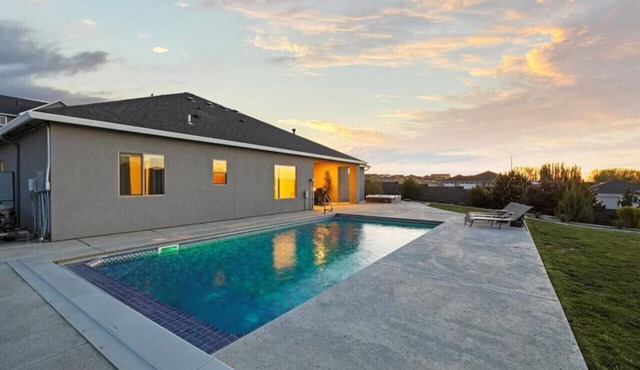 Hilltop Haven w/Pool & Hottub! in Kennewick
