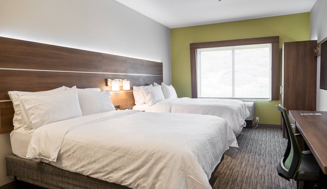Holiday Inn Express & Suites Lake Forest by IHG