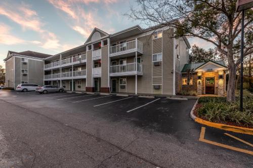 HomeTowne Studios by Red Roof Orlando - Casselberry in Orlando