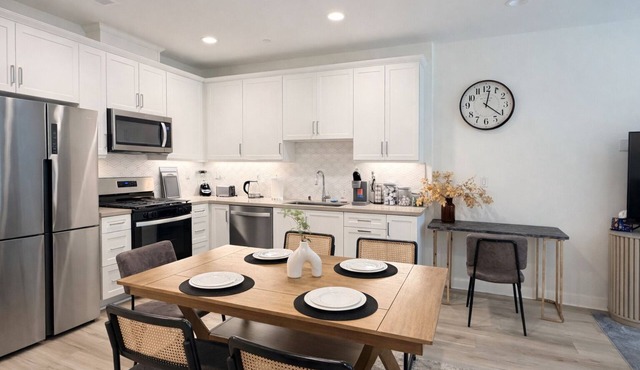 Hot pool comfort 3 bedroom and 3 bath Villa close to Ontario airport in Ontario