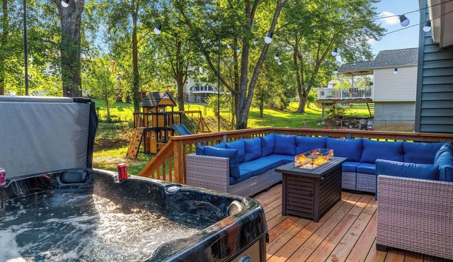 Hot Tub, Game Room with Arcades, 3 King Beds, Fire Pit - Sleeps 11 in St. Peters