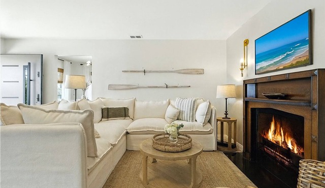 Hot tub, gym, walk to restaurants, central AC in Santa Barbara