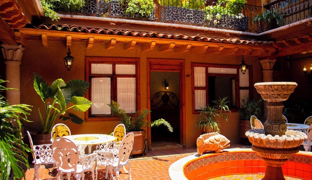 HOTEL LOS ESCUDOS