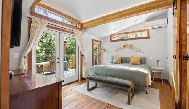 Howard's Hideaway Riverfront Pet Friendly Cabin in Sandy