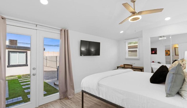 Hummingbird Harmony House with BBQ and Hot Tub in Downtown Phoenix