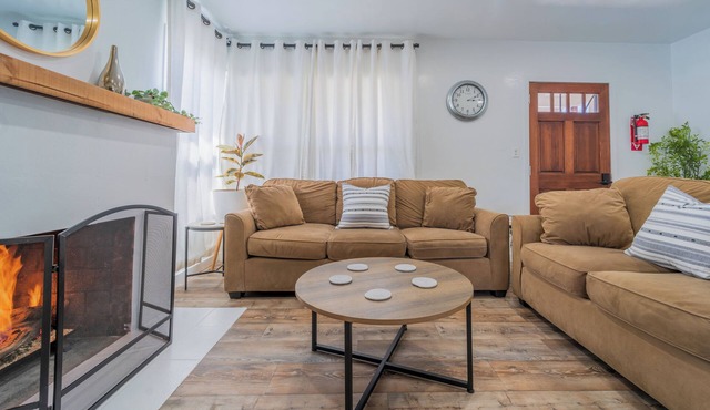 Ideal LA Stay w/Parking - Comfortable & Private Space