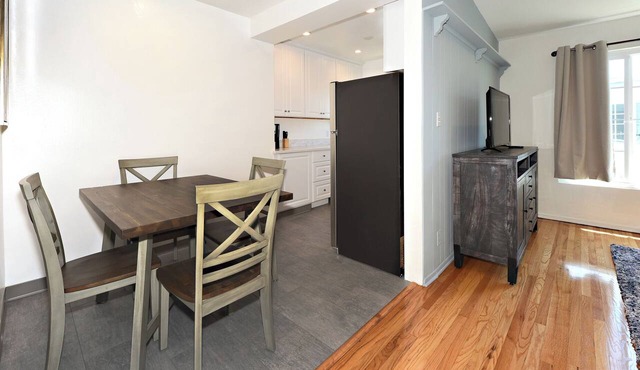 ING5- Charming 2-bedroom 2 bath apartment in nice Los Angeles with WiFi, AC