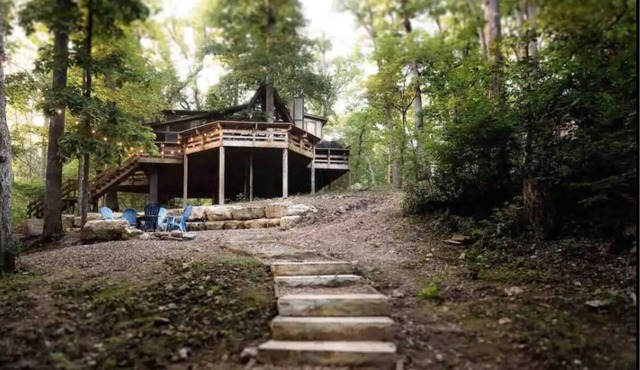 Innsbrook Falls Hideaway - Roomy lakefront Chalet w/spacious deck & firepit in Innsbrook
