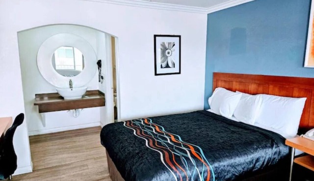 King Bed Room + Kitchenette, Perfect for Extended Stay – Central Ridgecres