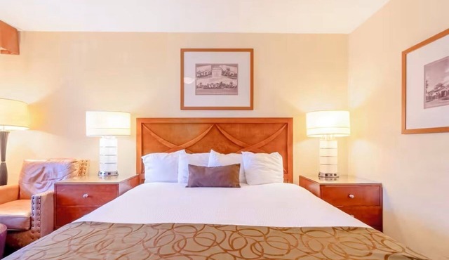 King Room Stay | Near Colorado Riverfront Access | Outdoor Pool