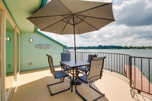 Lake Conroe Condo: Balcony, Views & Pool Access! in Willis