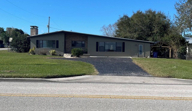 Lake Jackson beachfront home w/dock, pool table, close to restaurants/shops in Sebring