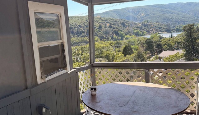 Lake View Retreat in the Mountains —1 Hr from LA in Lake Hughes