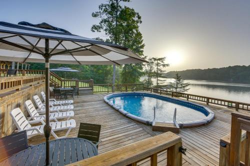 Lakefront Gladewater Retreat w/Dock + Hot Tub! in Gladewater