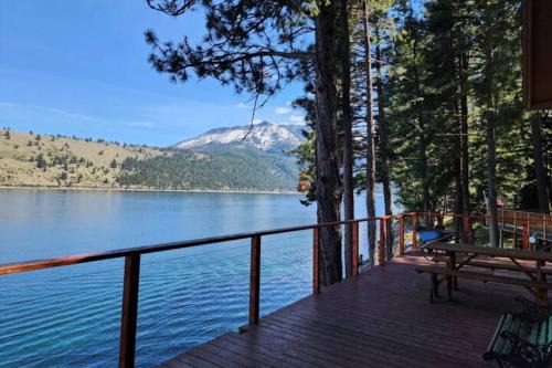 Lakefront home with wraparound deck modern appliances WiFI & dog-friendly in Joseph