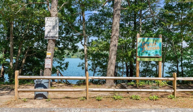 Lakeside Cape Cod Family Retreat, Fire Pit, BBQ and Nearby the beach! in Barnstable