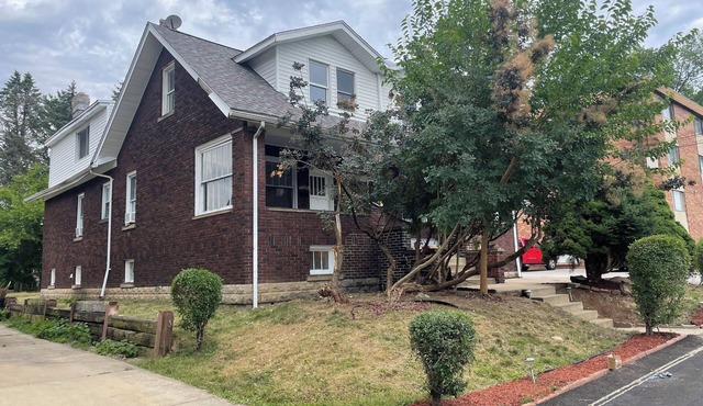 Large 2-bedroom apartment/1 Bath in nice Pittsburgh with AC in Pittsburgh