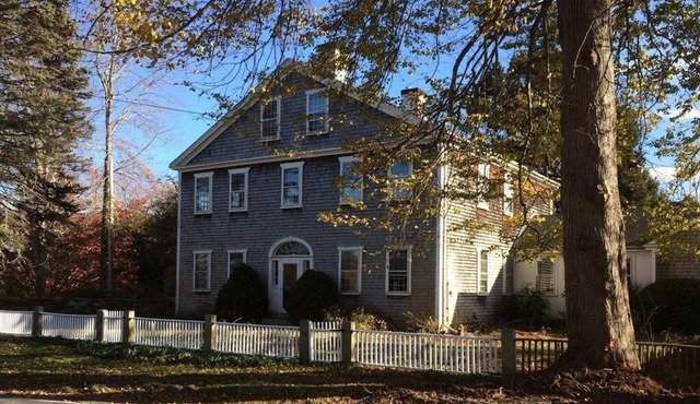 Large Home in Adamsville. Close to Vineyards, Breweries & Beaches. Central AC in Little Compton