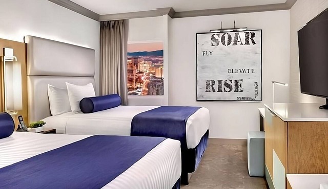 Las Vegas Dream! 2 Modern Units, Pool, Onsite Casino, Onsite Parking!