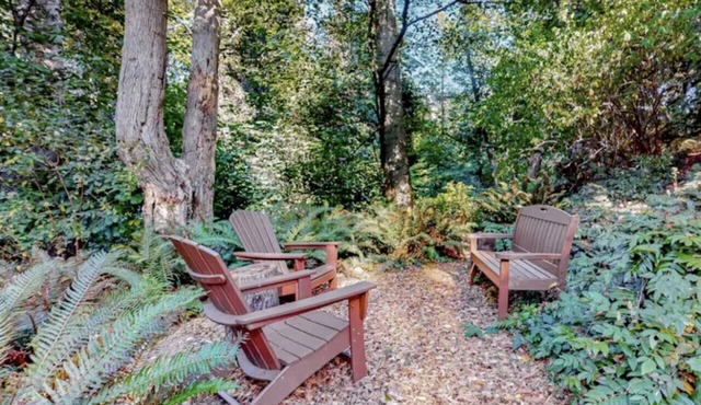 Located in the downtown "Edmonds Bowl", walkable to all the best shops and restaurants in Edmonds