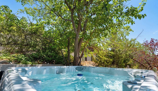 LOCATION! Walkable Uptown Retreat Hot Tub, Fire Pit & Games!