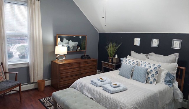 Lovely 2-bedroom apartment with AC in vibrant East Side, PVD, Off street 1 Space in Providence