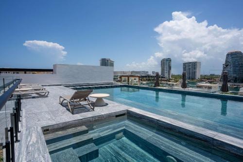 Luxe Apt 3BR Rooftop Pool Marina & Shopping
