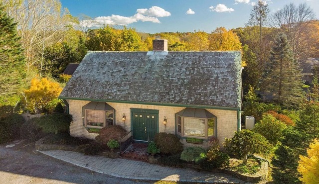 Luxe Cape Cod Farmhouse. Walk to Ellis Landing Beach! in Brewster