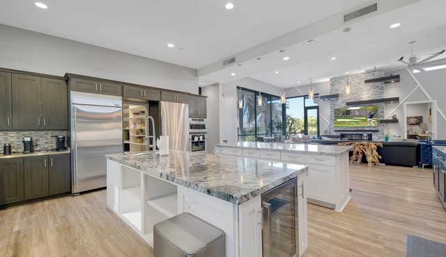 Luxe Estate: 11BR, Tennis, GameRM, Theater in Bermuda Dunes