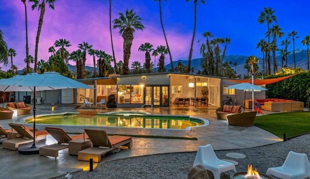 Luxe Midcentury Outdoor Oasis. Saltwater Pool. Gym. Fire Pit. Pet Friendly. in Palm Springs