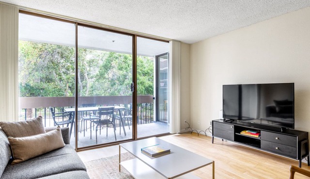 Luxe San Mateo 1BR w/W/D, Pool, near stores and Caltrain, by Blueground