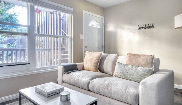 Luxe San Mateo Studio w/Pool & W/D, nr 20+ restaurants, by Blueground in Peninsula