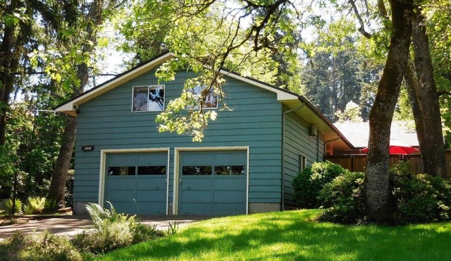 Luxury 3-bed 2-bath forest home in the city - 2.5 miles to UofO & Hayward Field in Eugene