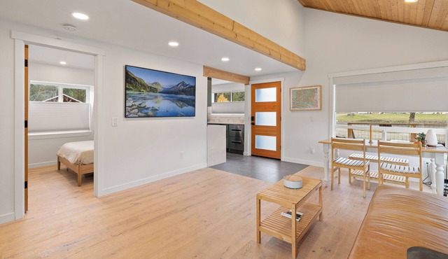 Luxury Custom Cabin with Sauna– Near Lake Cle Elum, Skiing, & Downtown Roslyn in Ronald